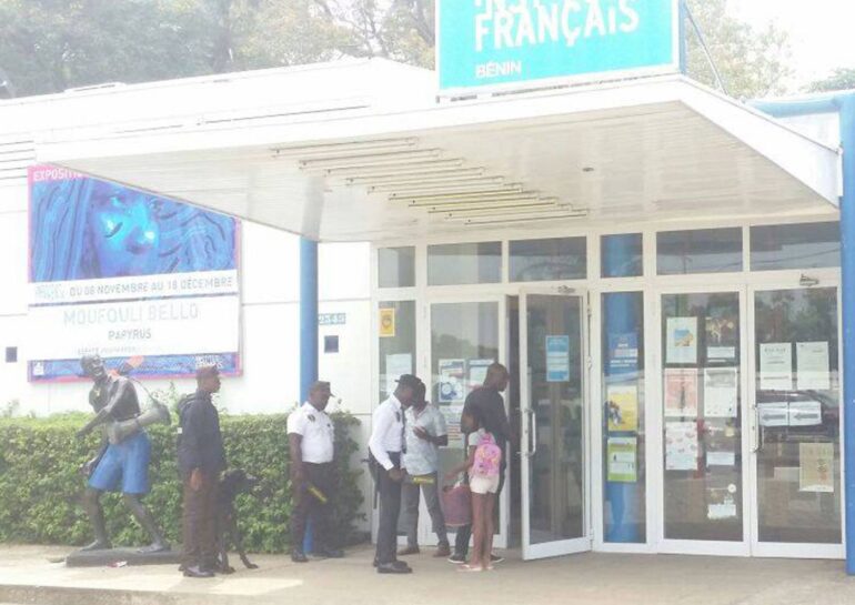 Contrôle de sécurité à l'institut français de Cotonou
